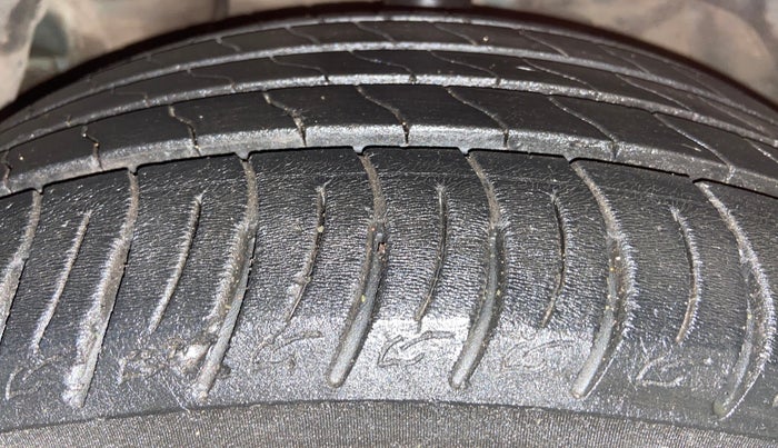 2019 Mahindra XUV300 W8 (O) 1.5 DIESEL, Diesel, Manual, 84,648 km, Left Front Tyre Tread