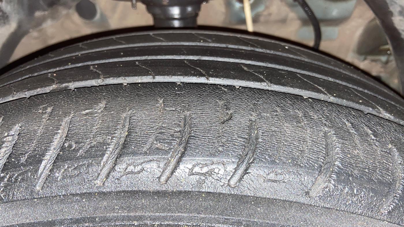 2019 Mahindra XUV300 W8 (O) 1.5 DIESEL, Diesel, Manual, 84,759 km, Right Front Tyre Tread