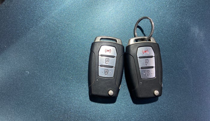 2019 Mahindra XUV300 W8 (O) 1.5 DIESEL, Diesel, Manual, 84,648 km, Key Close Up