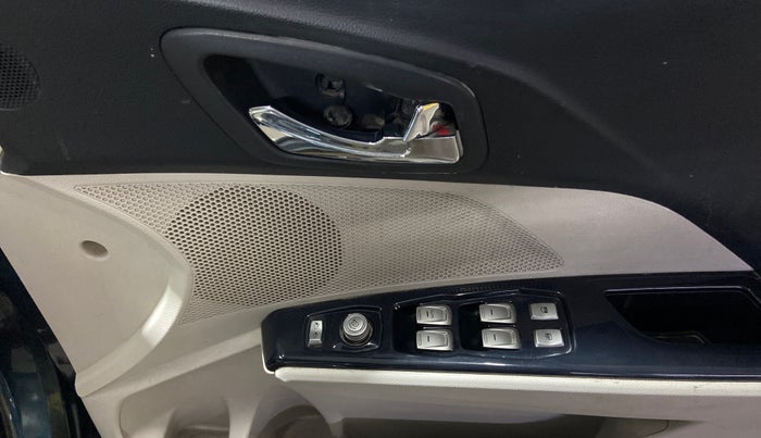 2019 Mahindra XUV300 W8 (O) 1.5 DIESEL, Diesel, Manual, 84,648 km, Driver Side Door Panels Control
