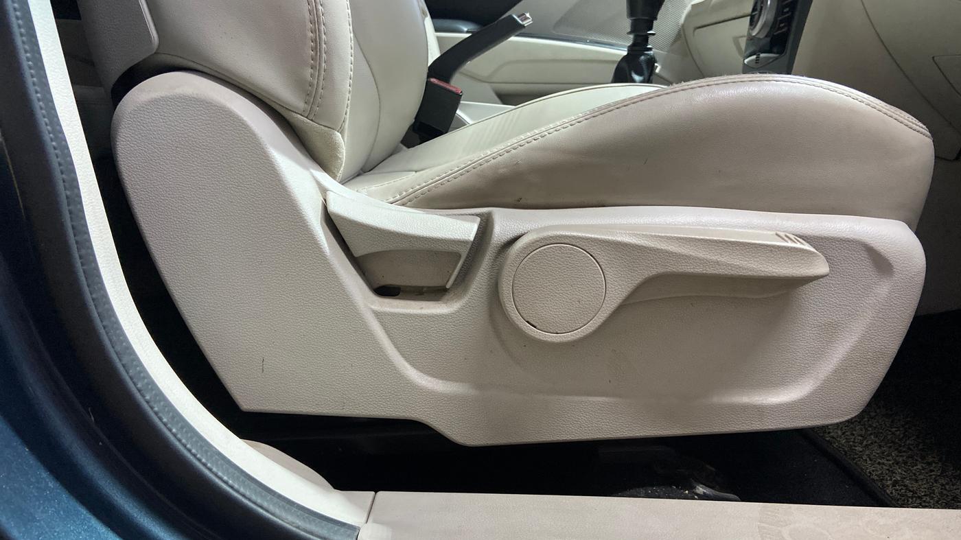 2019 Mahindra XUV300 W8 (O) 1.5 DIESEL, Diesel, Manual, 84,759 km, Driver Side Adjustment Panel