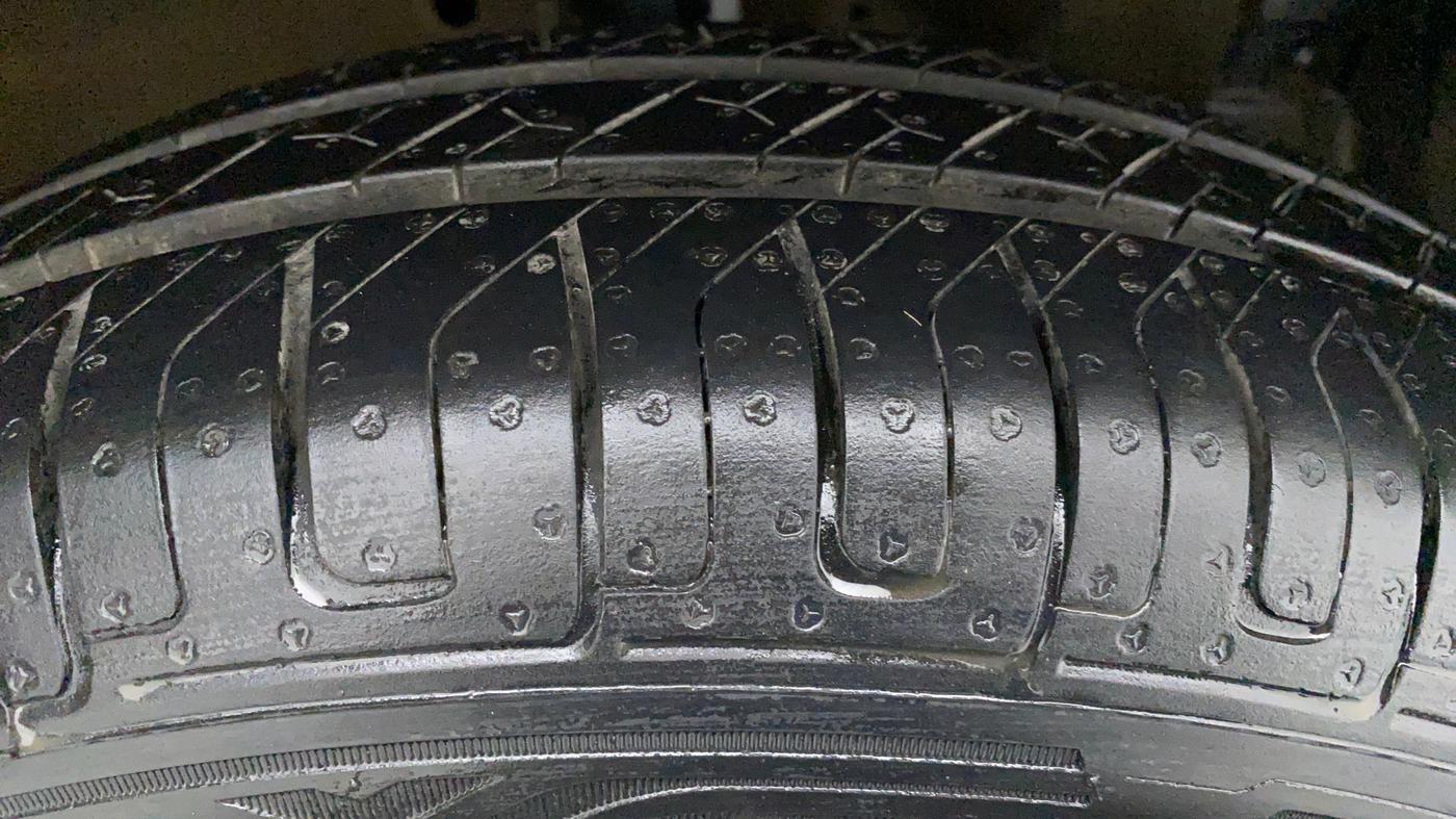 2015 Maruti Swift VXI D, CNG, Manual, 31,645 km, Right Front Tyre Tread