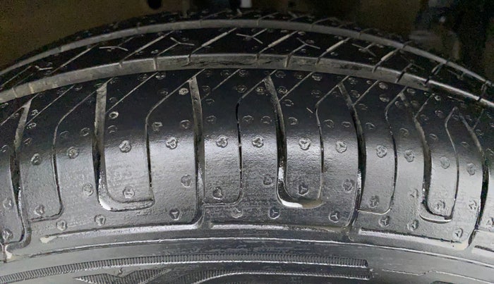 2015 Maruti Swift VXI D, CNG, Manual, 31,645 km, Right Front Tyre Tread