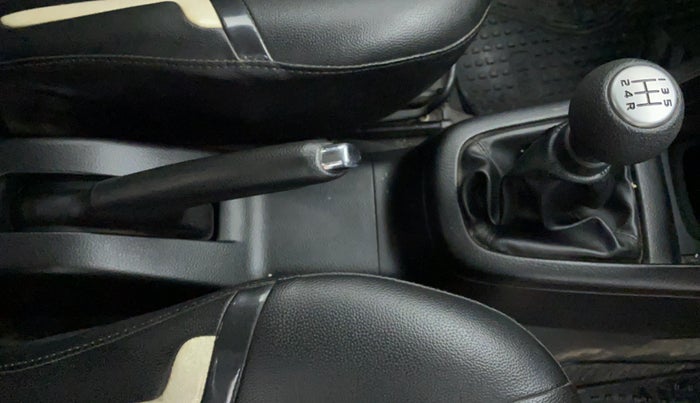2015 Maruti Swift VXI D, CNG, Manual, 31,645 km, Gear Lever