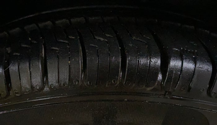 2017 Renault Kwid CLIMBER 1.0 AMT, Petrol, Automatic, 20,515 km, Right Front Tyre Tread