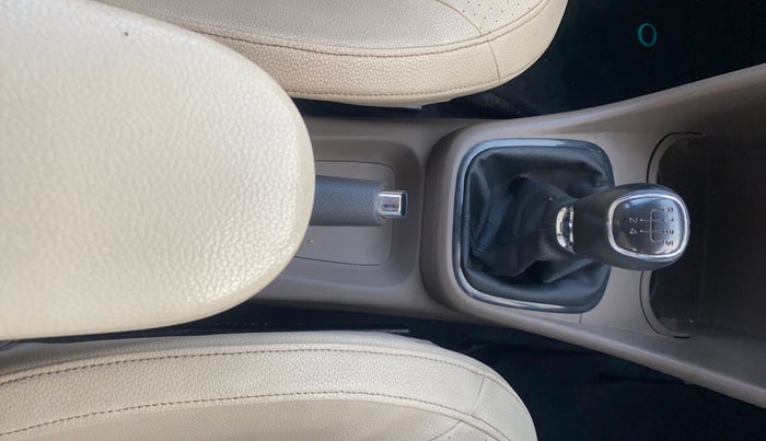 2015 Skoda Rapid 1.6 MPI ELEGANCE PLUS, Petrol, Manual, 1,26,232 km, Gear Lever