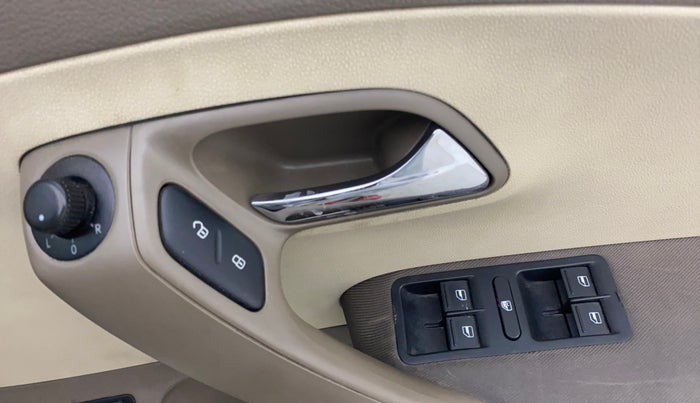 2015 Skoda Rapid 1.6 MPI ELEGANCE PLUS, Petrol, Manual, 1,26,232 km, Driver Side Door Panels Control