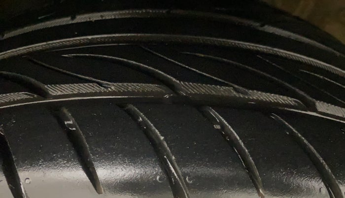 2015 Skoda Rapid 1.6 MPI ELEGANCE PLUS, Petrol, Manual, 1,26,232 km, Left Front Tyre Tread