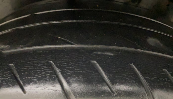 2015 Skoda Rapid 1.6 MPI ELEGANCE PLUS, Petrol, Manual, 1,26,232 km, Left Rear Tyre Tread