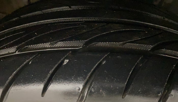 2015 Skoda Rapid 1.6 MPI ELEGANCE PLUS, Petrol, Manual, 1,26,232 km, Right Front Tyre Tread