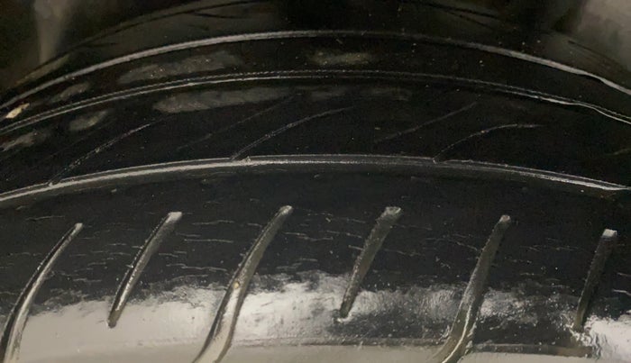 2015 Skoda Rapid 1.6 MPI ELEGANCE PLUS, Petrol, Manual, 1,26,232 km, Right Rear Tyre Tread