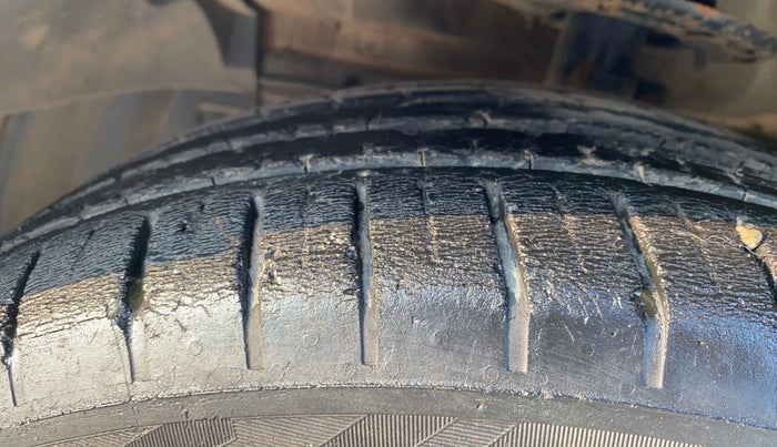 2015 Maruti Ciaz ZDI+ SHVS, Diesel, Manual, 72,810 km, Left Front Tyre Tread