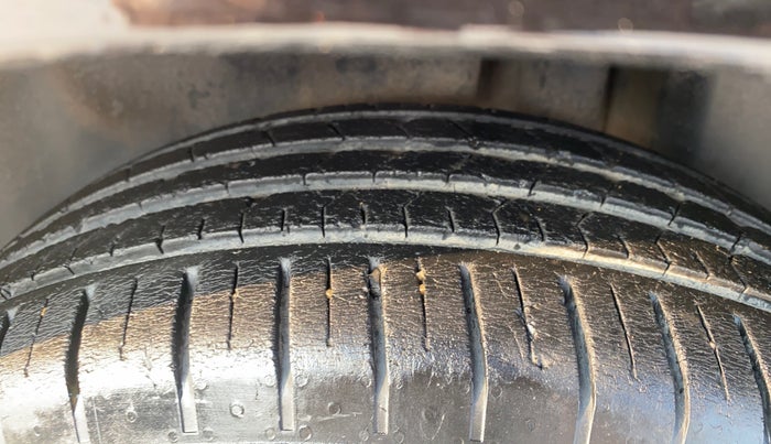 2015 Maruti Ciaz ZDI+ SHVS, Diesel, Manual, 72,810 km, Left Rear Tyre Tread