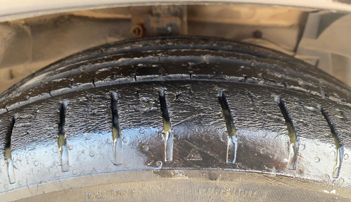 2015 Maruti Ciaz ZDI+ SHVS, Diesel, Manual, 72,810 km, Right Front Tyre Tread