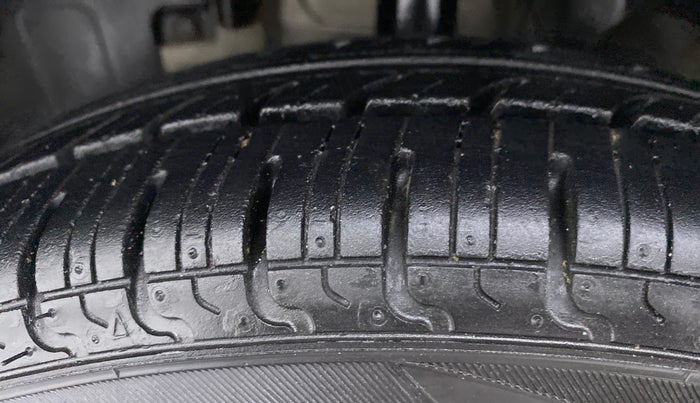 2015 Renault Kwid RXL, Petrol, Manual, 46,641 km, Left Front Tyre Tread