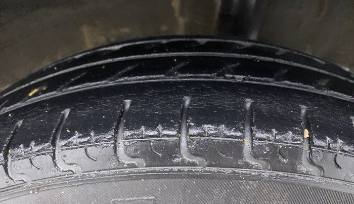 2015 Renault Kwid RXL, Petrol, Manual, 46,641 km, Left Rear Tyre Tread