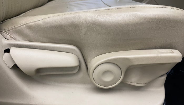 2017 Maruti Ertiga ZXI+, Petrol, Manual, 1,49,740 km, Driver Side Adjustment Panel