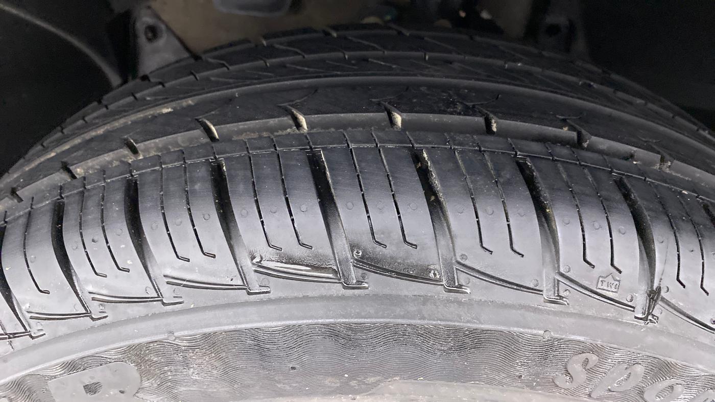 2018 Renault Duster 85 PS RXE, Diesel, Manual, 28,510 km, Left Front Tyre Tread