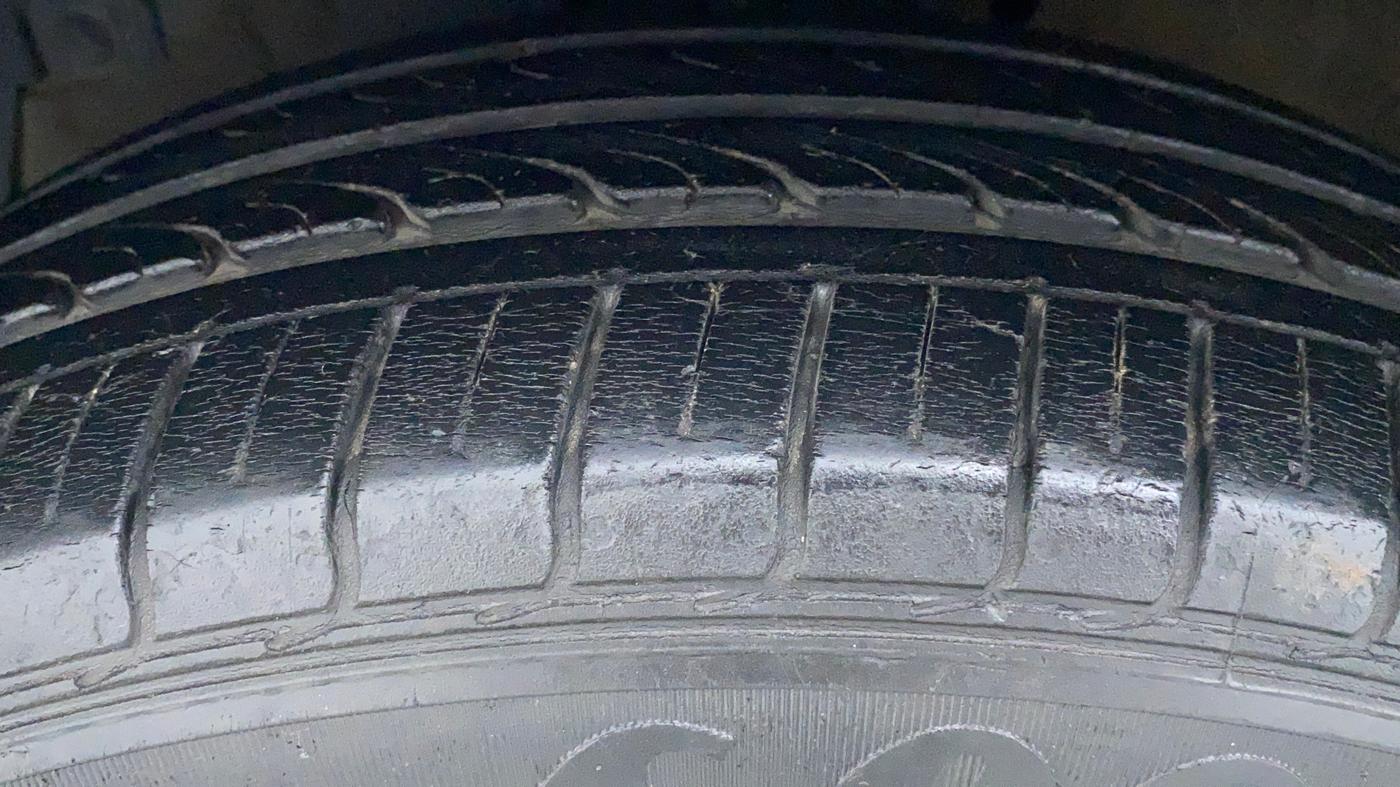 2016 Maruti Ertiga VDI SHVS, Diesel, Manual, 35,422 km, Left Front Tyre Tread