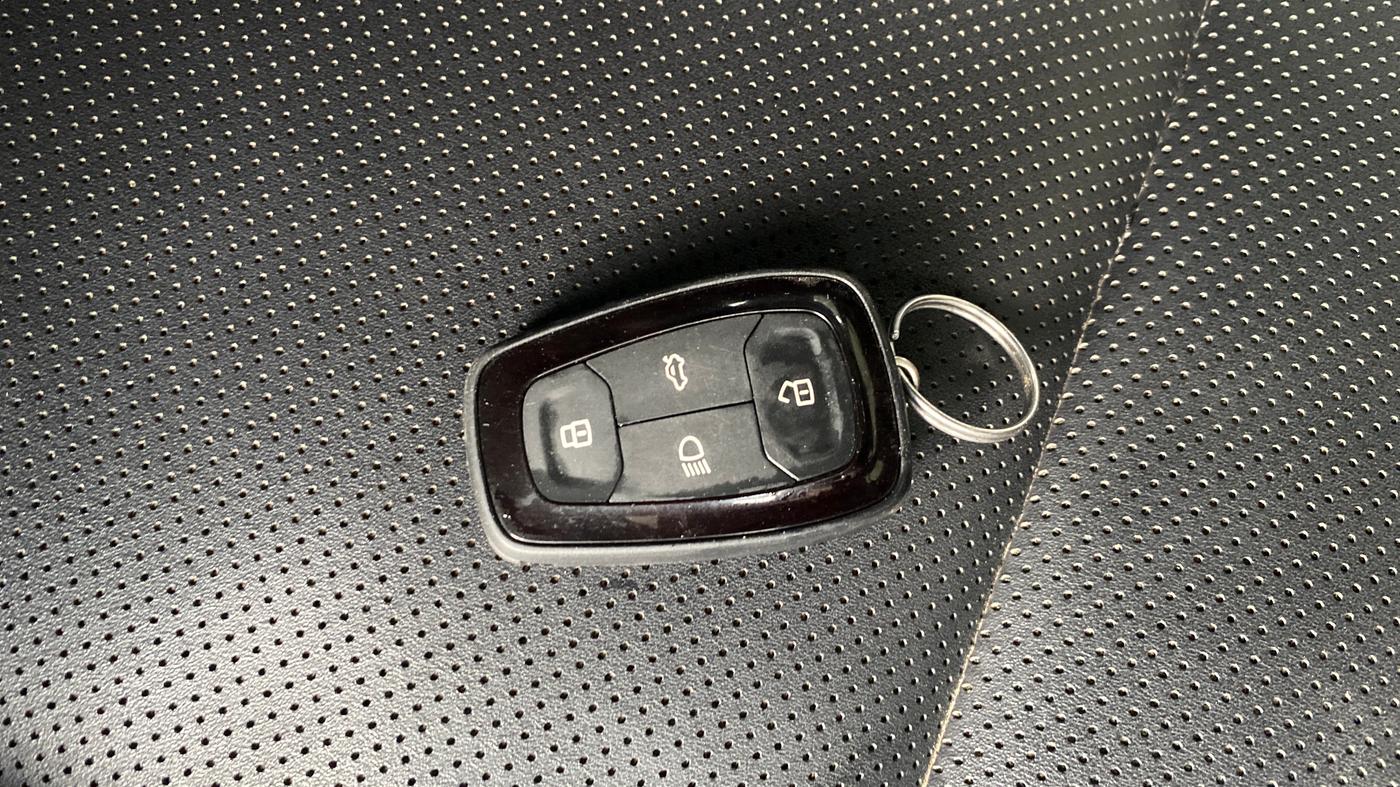 2024 Tata NEXON FEARLESS + SUNROOF DCA DUAL TONE 1.2 PETROL, Petrol, Automatic, 26,543 km, Key Close Up