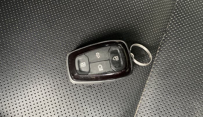 2024 Tata NEXON FEARLESS + SUNROOF DCA DUAL TONE 1.2 PETROL, Petrol, Automatic, 26,543 km, Key Close Up