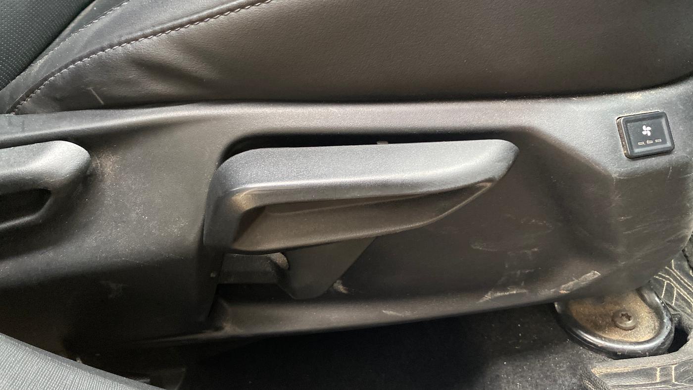 2024 Tata NEXON FEARLESS + SUNROOF DCA DUAL TONE 1.2 PETROL, Petrol, Automatic, 26,543 km, Driver Side Adjustment Panel