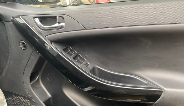 2024 Tata NEXON FEARLESS + SUNROOF DCA DUAL TONE 1.2 PETROL, Petrol, Automatic, 26,543 km, Driver Side Door Panels Control