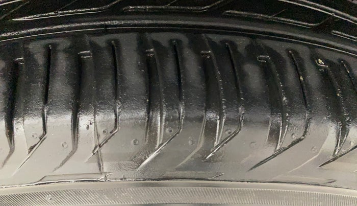 2016 Renault Duster 110 PS RXL 4X2 AMT, Diesel, Automatic, 66,022 km, Right Front Tyre Tread