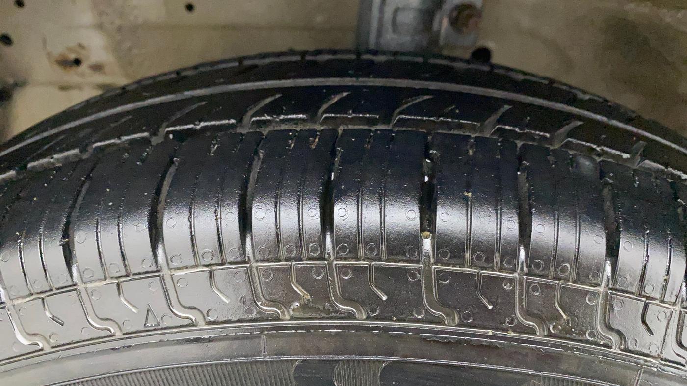 2012 Maruti Swift VDI, Diesel, Manual, 70,797 km, Left Front Tyre Tread