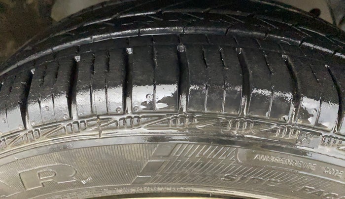 2016 Ford New Figo AMBIENTE 1.2 PETROL, Petrol, Manual, 46,895 km, Right Front Tyre Tread