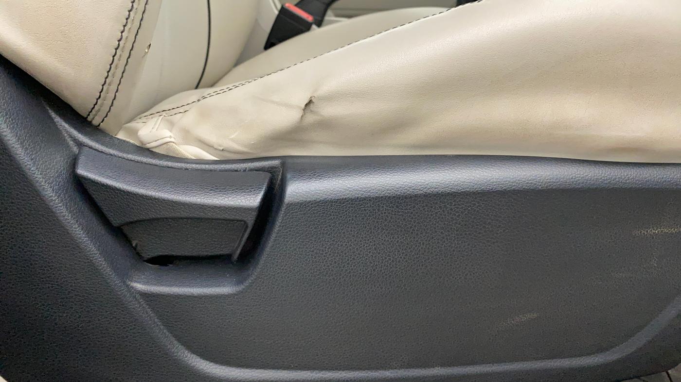 2019 Mahindra XUV300 1.5 W6 MT, Diesel, Manual, 73,403 km, Driver Side Adjustment Panel