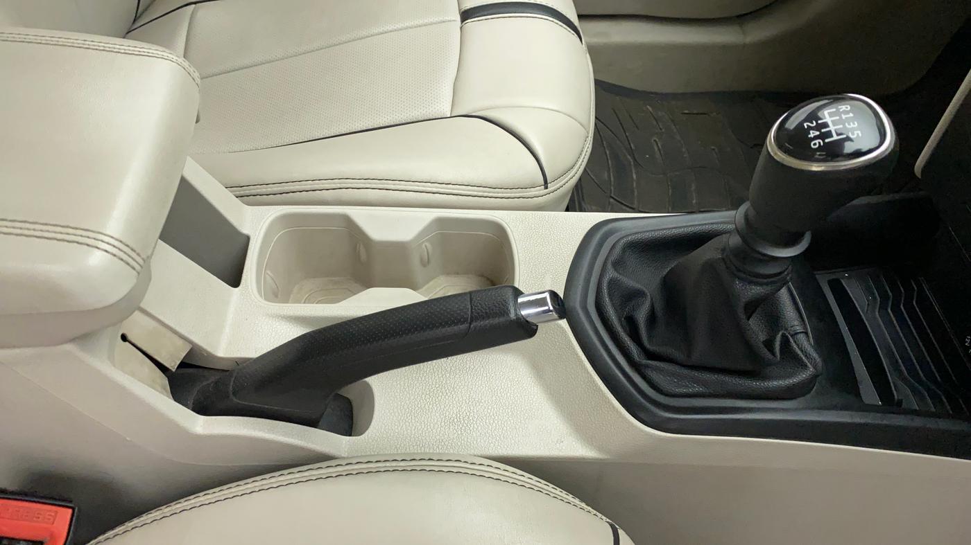 2019 Mahindra XUV300 1.5 W6 MT, Diesel, Manual, 73,403 km, Gear Lever