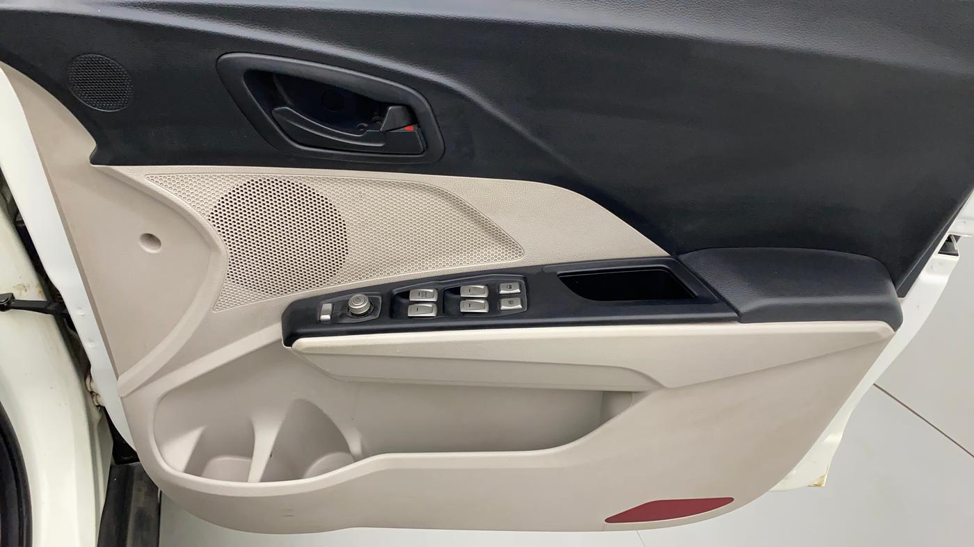 2019 Mahindra XUV300 1.5 W6 MT, Diesel, Manual, 73,403 km, Driver Side Door Panels Control