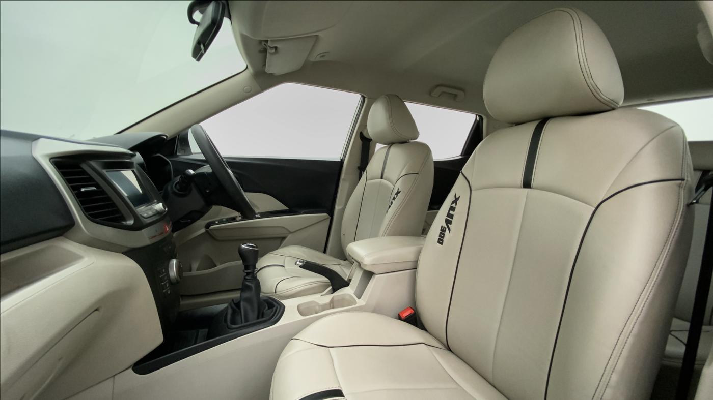 2019 Mahindra XUV300 1.5 W6 MT, Diesel, Manual, 73,403 km, Right Side Front Door Cabin