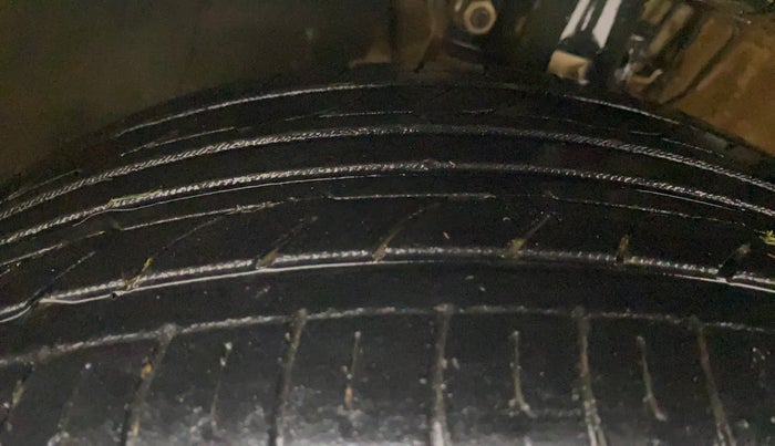 2017 Volkswagen Polo COMFORTLINE 1.2L, Petrol, Manual, 82,094 km, Left Front Tyre Tread