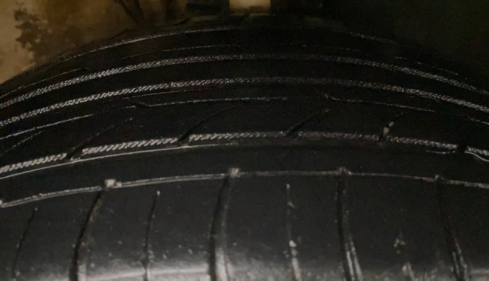 2017 Volkswagen Polo COMFORTLINE 1.2L, Petrol, Manual, 82,094 km, Right Front Tyre Tread