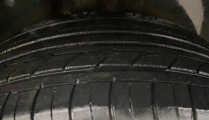 2017 Volkswagen Polo COMFORTLINE 1.2L, Petrol, Manual, 82,094 km, Right Rear Tyre Tread