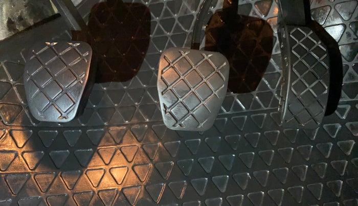 2017 Volkswagen Polo COMFORTLINE 1.2L, Petrol, Manual, 82,094 km, Pedals