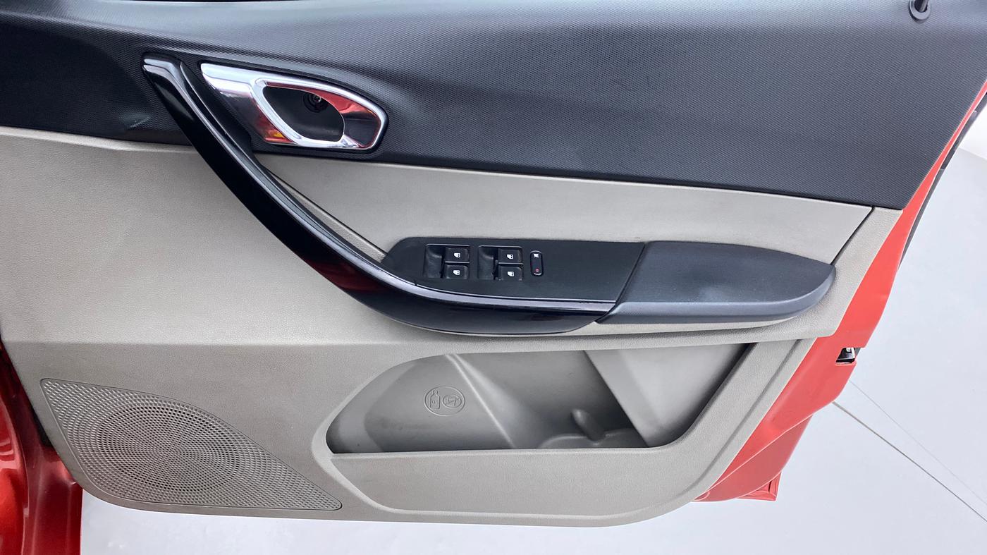 2017 Tata Tiago XZ 1.2 REVOTRON, Petrol, Manual, 90,502 km, Driver Side Door Panels Control
