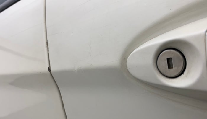 2014 Ford Ecosport TITANIUM 1.0L ECOBOOST, Petrol, Manual, 1,21,782 km, Driver-side door - Slightly dented