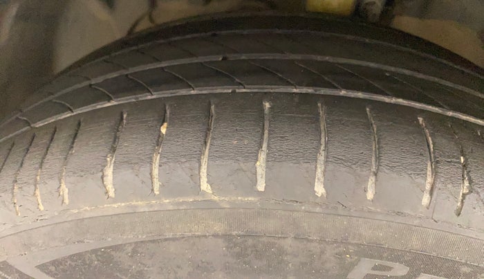 2014 Ford Ecosport TITANIUM 1.0L ECOBOOST, Petrol, Manual, 1,21,782 km, Left Front Tyre Tread