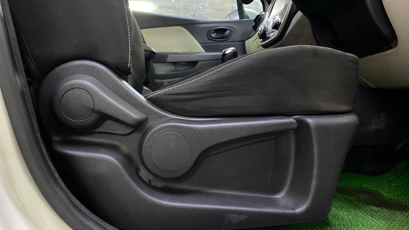 2018 Renault Captur RXL DIESEL, Diesel, Manual, 1,17,188 km, Driver Side Adjustment Panel