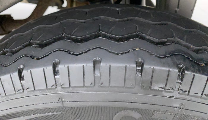 2022 Maruti Eeco 5 STR AC (O), Petrol, Manual, 6,502 km, Left Rear Tyre Tread