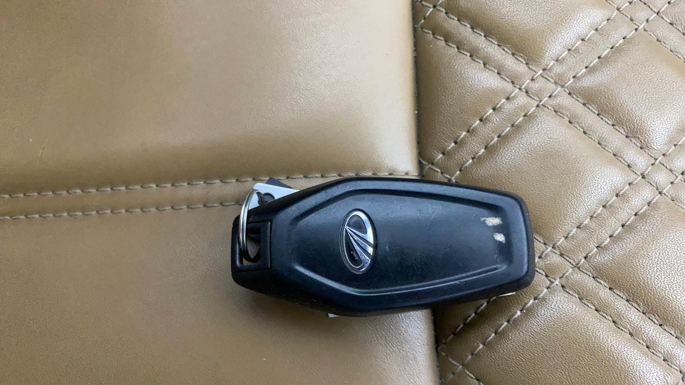 2019 Mahindra XUV500 W11 AT, Diesel, Automatic, 93,137 km, Key Close Up