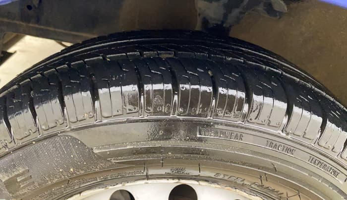 2016 Hyundai Eon ERA +, CNG, Manual, 57,982 km, Left Front Tyre Tread