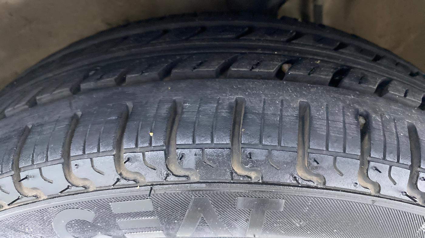 2011 Maruti Alto K10 LXI P, Petrol, Manual, 76,856 km, Left Front Tyre Tread