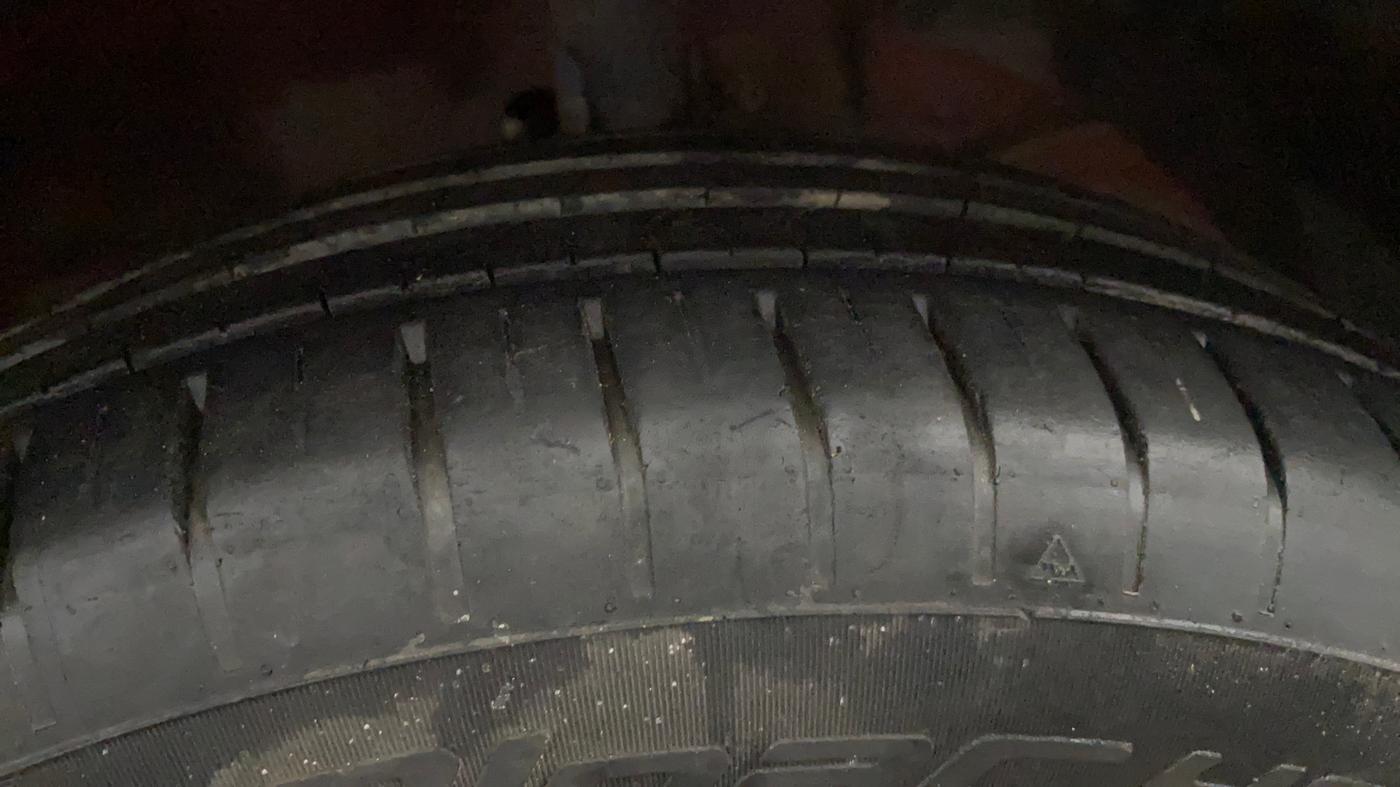 2021 Maruti Swift ZXI PLUS DUAL TONE, Petrol, Manual, 30,399 km, Right Front Tyre Tread