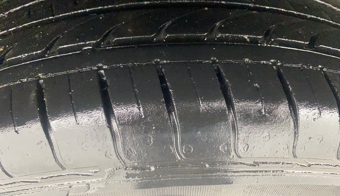 2014 Ford Ecosport TREND 1.5L DIESEL, Diesel, Manual, 1,12,714 km, Right Rear Tyre Tread