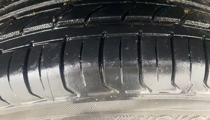 2014 Ford Ecosport TREND 1.5L DIESEL, Diesel, Manual, 1,12,714 km, Right Front Tyre Tread