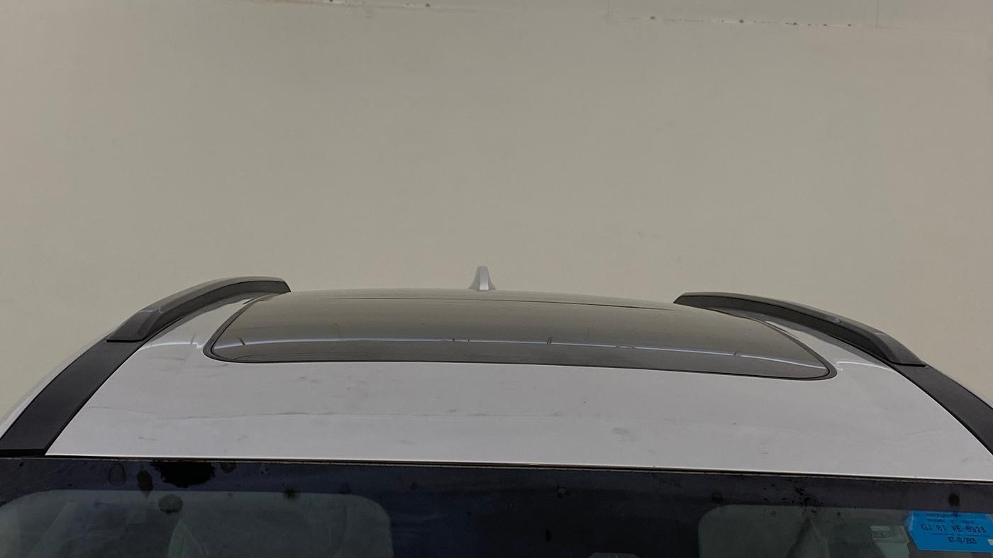 2021 Mahindra XUV700 AX 7 P MT 7 STR, Petrol, Manual, 1,32,878 km, Moonroof/ Sunroof